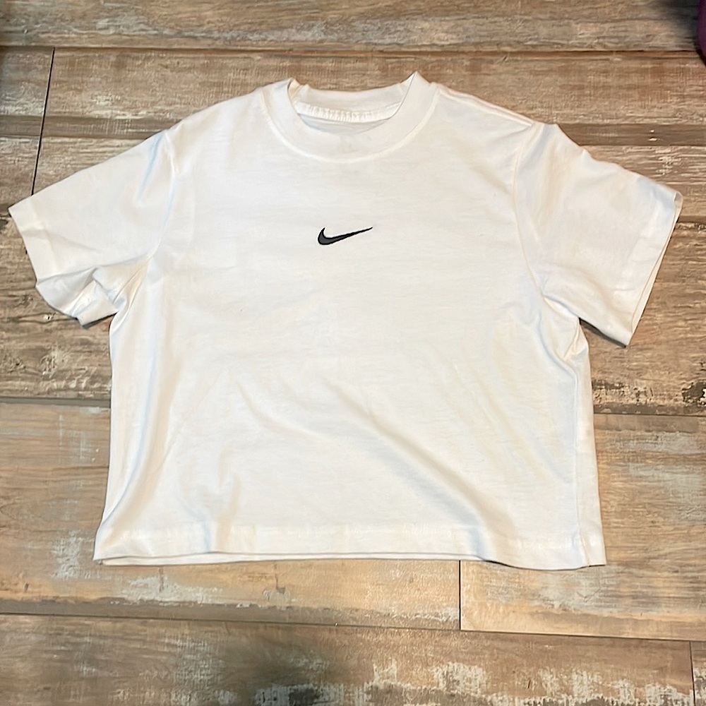 Nike Sportswear Essentials white loose fit Nike tee, small ( white, black)